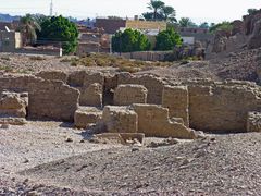 Medinet Habu Nord-West Seite – Tempelreste der Pharaonen Eje und Haremhab