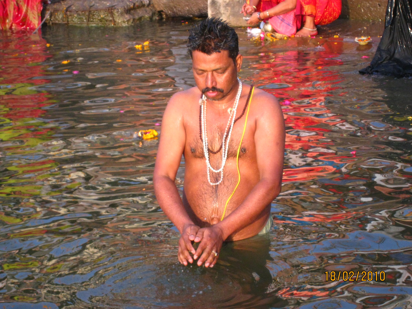 MEDITANDO AO AMANHECER NO RIO GANGES --- INDIA