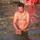 MEDITANDO AO AMANHECER NO RIO GANGES --- INDIA