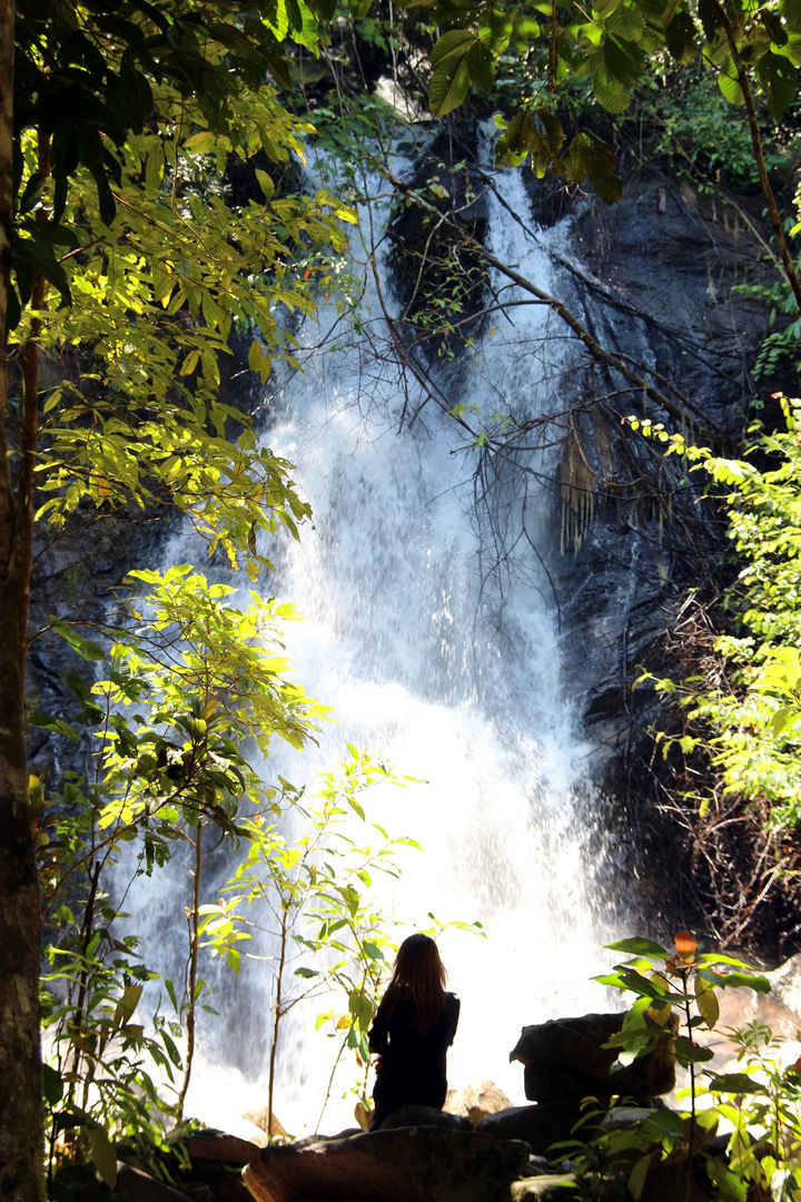 meditation am Wasserfall