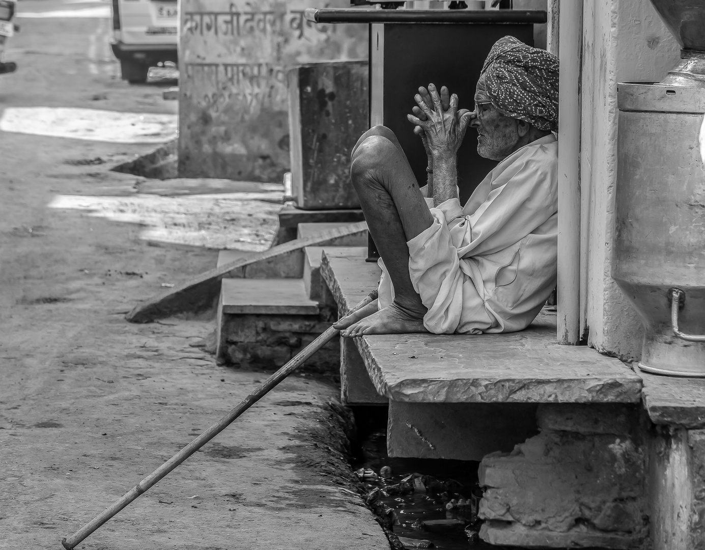 Meditation auf der Straße in Bundi, Indien