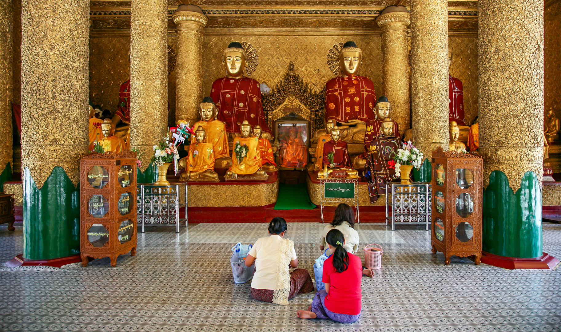 Meditation in der Shwedagon-Pagode