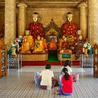 Meditation in der Shwedagon-Pagode