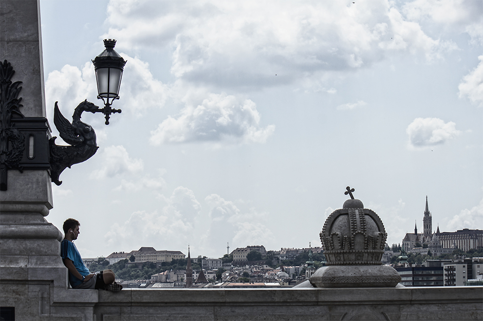 méditation sous un  lampadaire  à Budapest