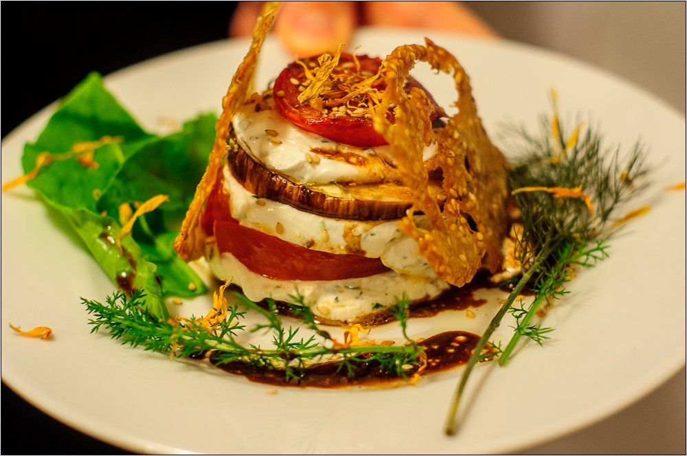 Mediteranes Mille-Feuille mit Ziegenkäse und knusprigem Biss mit Sesam