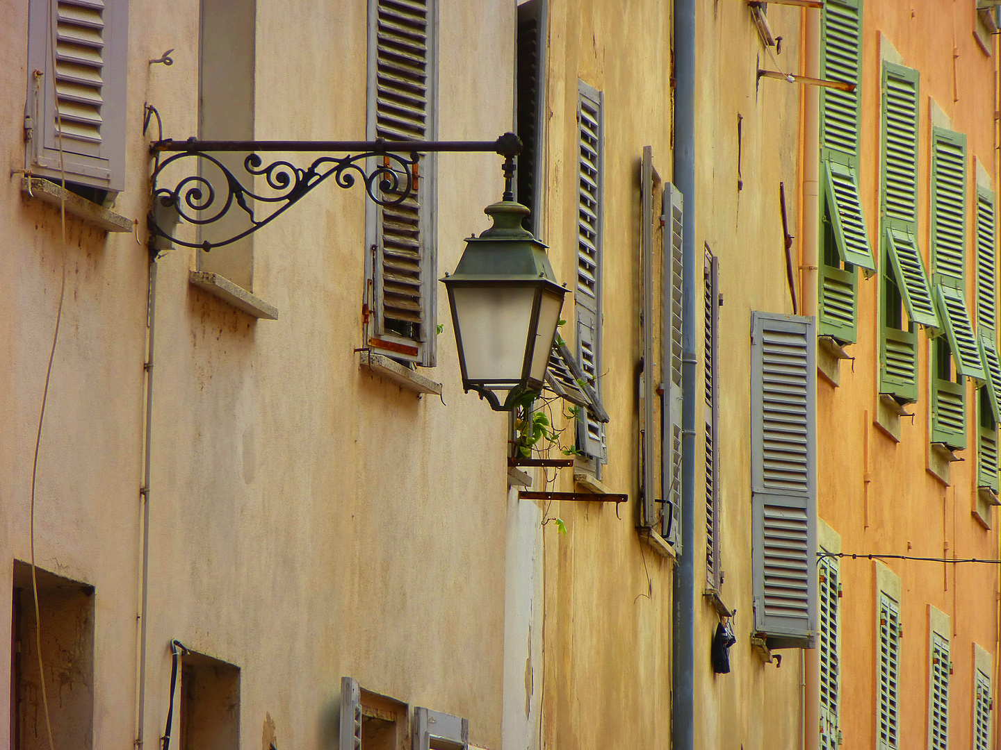 mediterrane Häuserfassade auf einer französischen Mittelmeerinsel