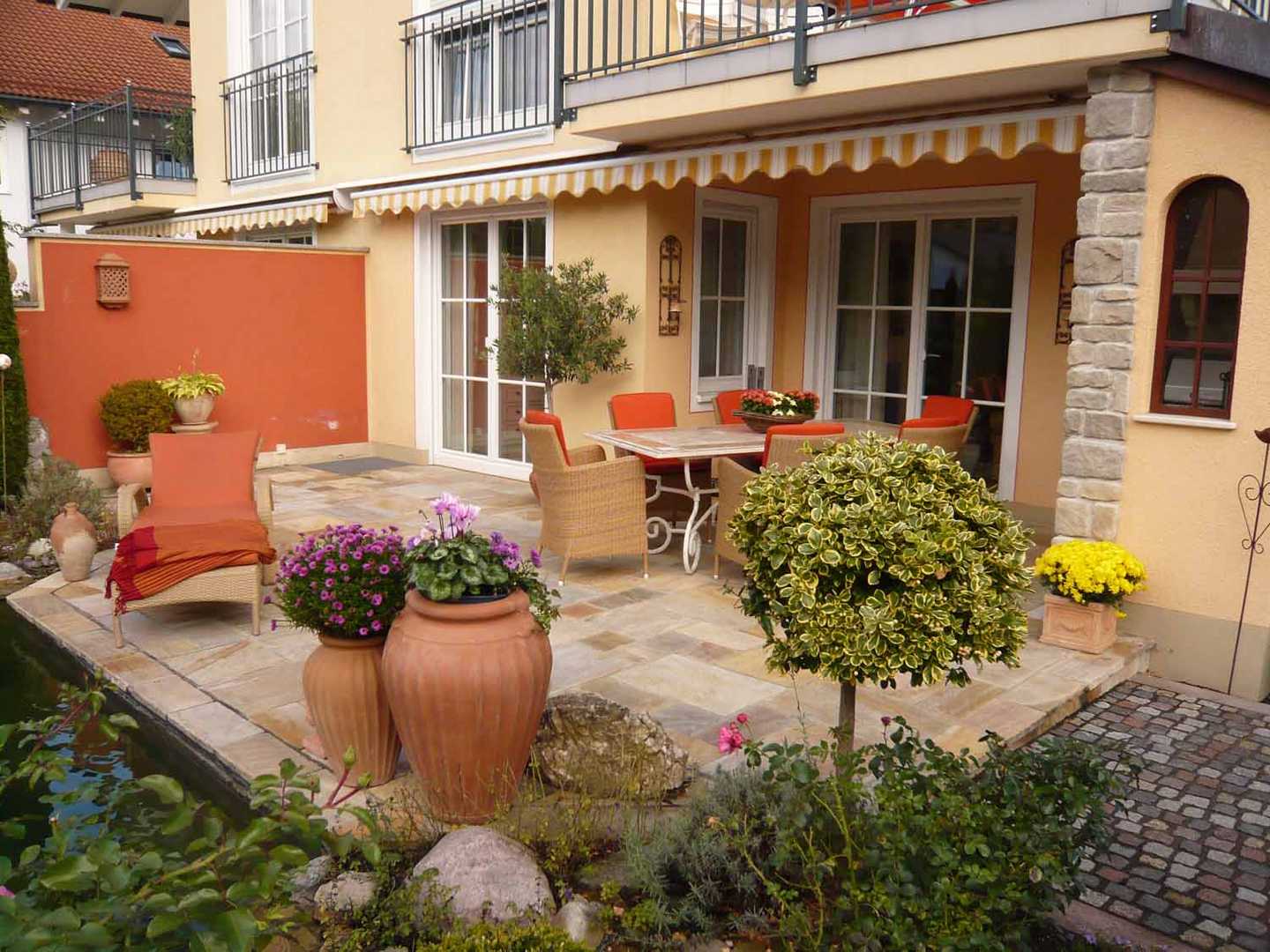Mediterraner Garten einer Doppelhaushälfte Foto & Bild