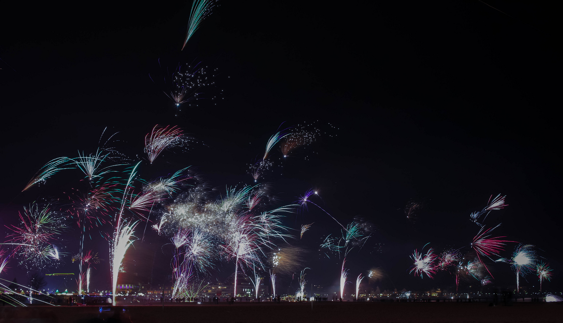 Meer aus/und Feuerwerk