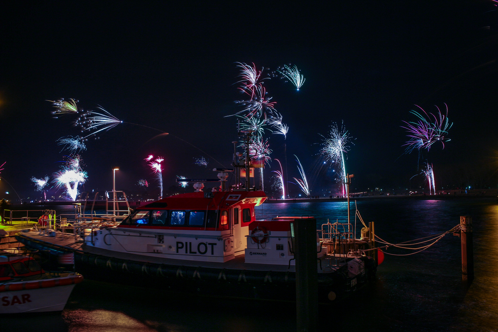 Meer aus/und Feuerwerk III