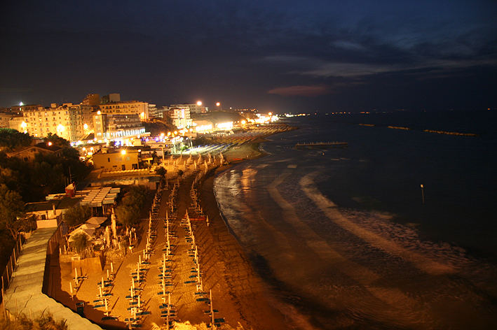 Meer bei Nacht in Termoli