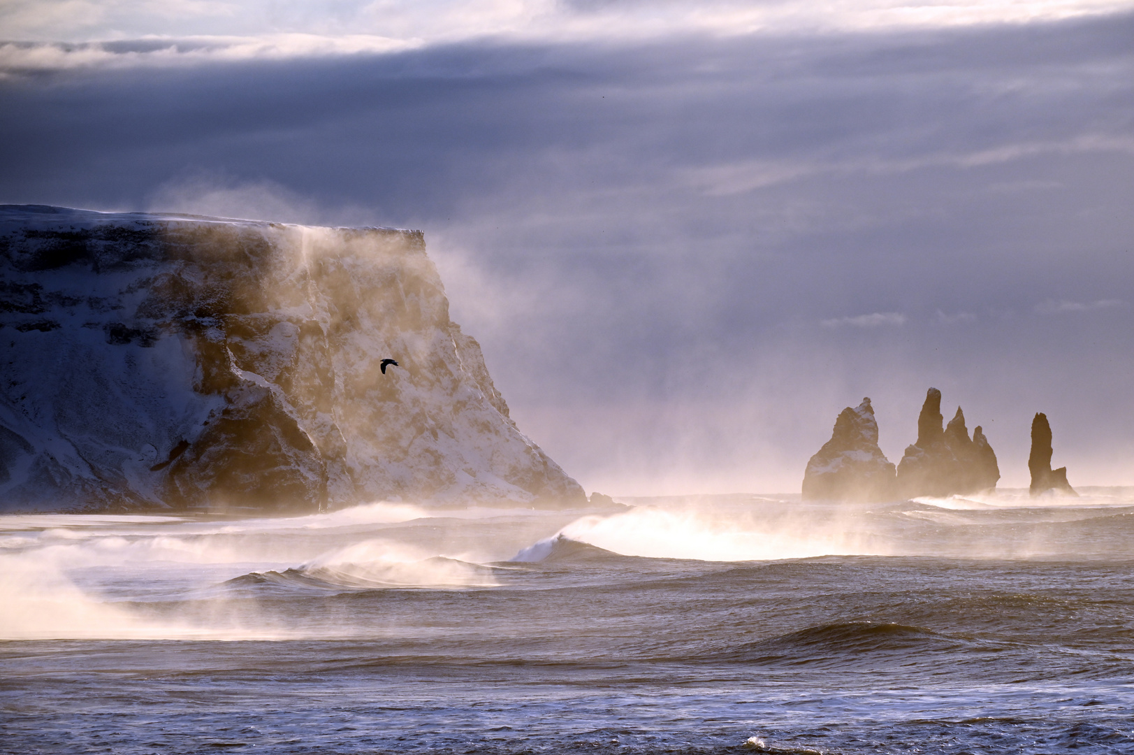 Meer bei Reynisdrangar kurz nach Sonnenaufgang