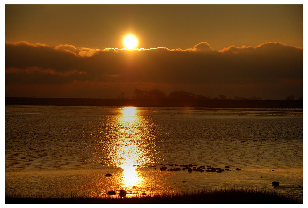 Meer ein See beim Sonnenuntergang, als das Große beim Sonnenaufgang...