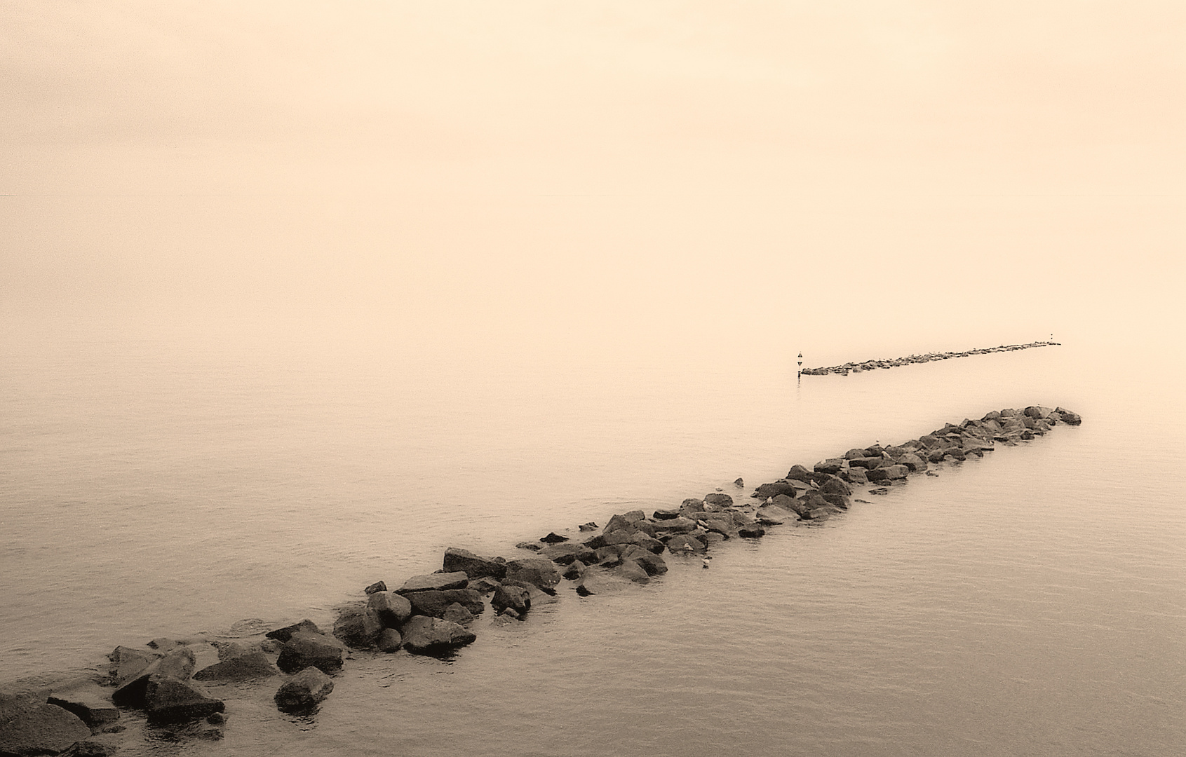 Meer mit Steinbuhnen bei Binz auf Rügen