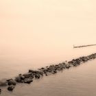 Meer mit Steinbuhnen bei Binz auf Rügen