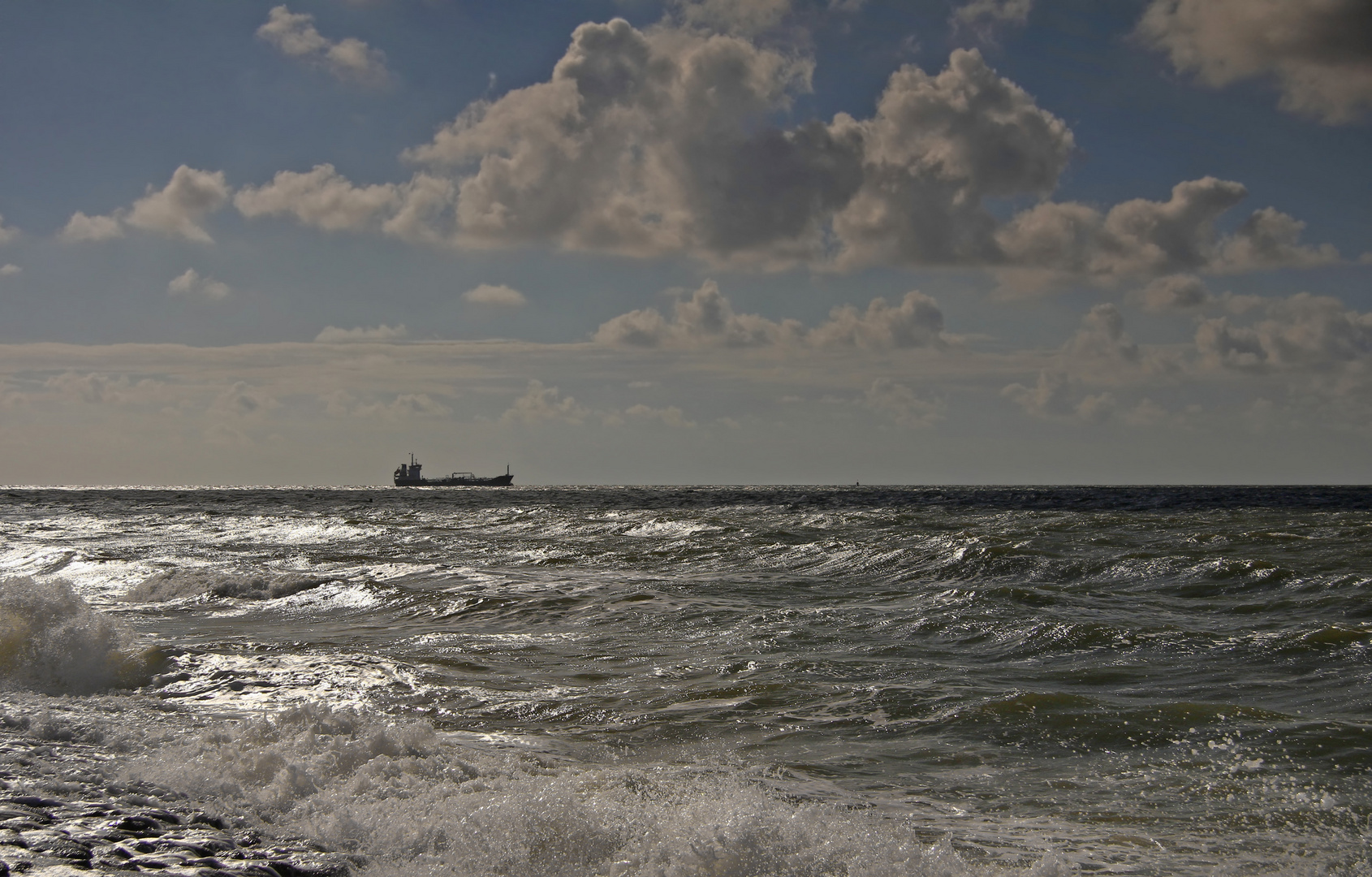 Meer, Schiff und Wolken