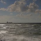 Meer, Schiff und Wolken