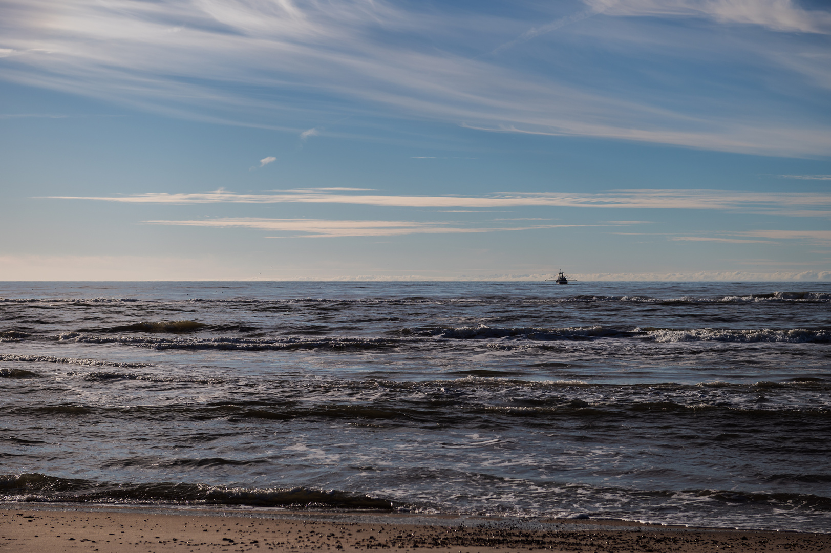 Meer, Wellen, Schiff und Strand