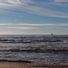 Meer, Wellen, Schiff und Strand