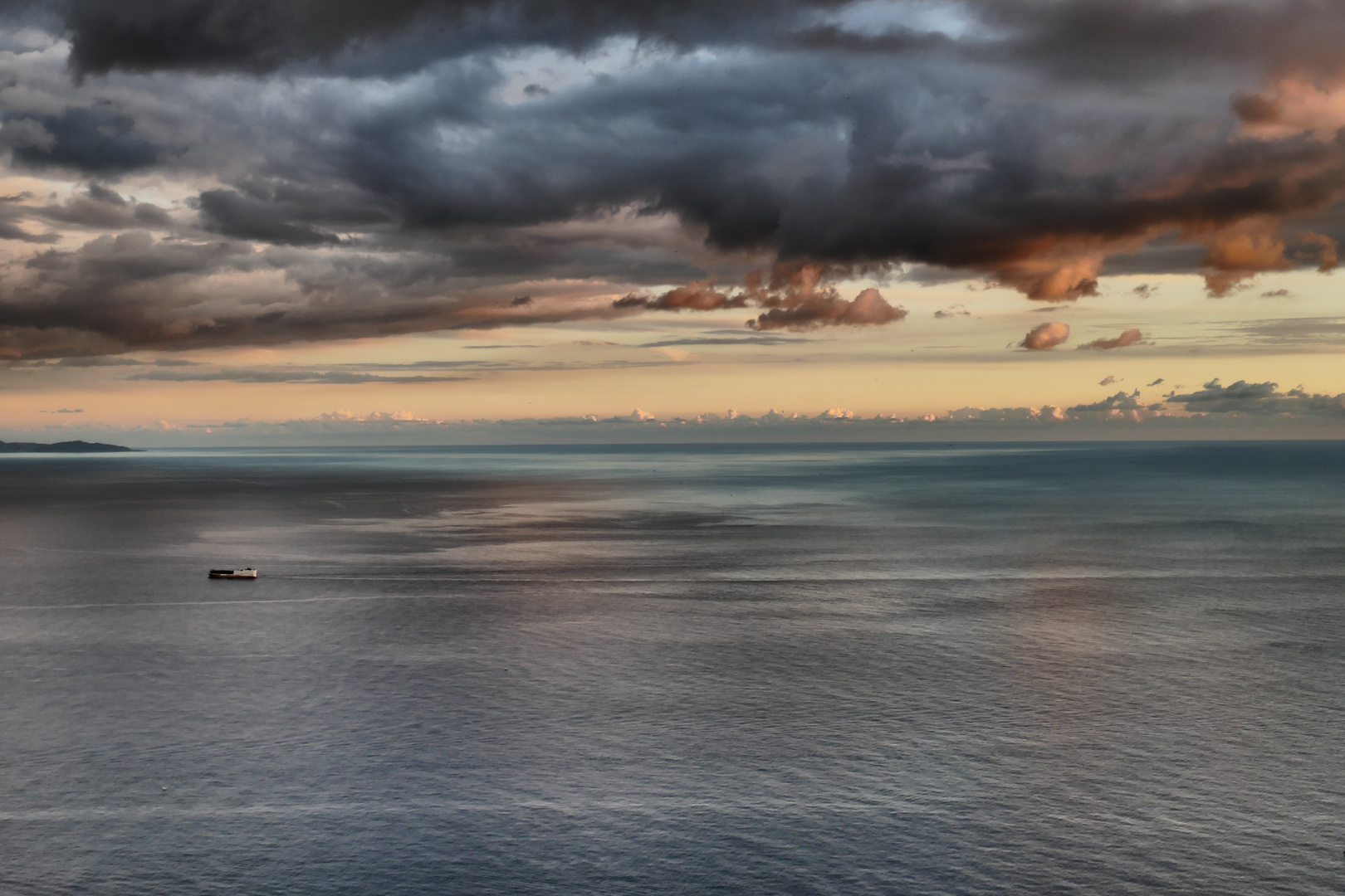 Meer, Wolken und Schiff