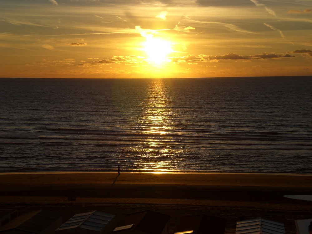 Meerblick am Abend, mit Atemberaubender Untergangs-Sonne.