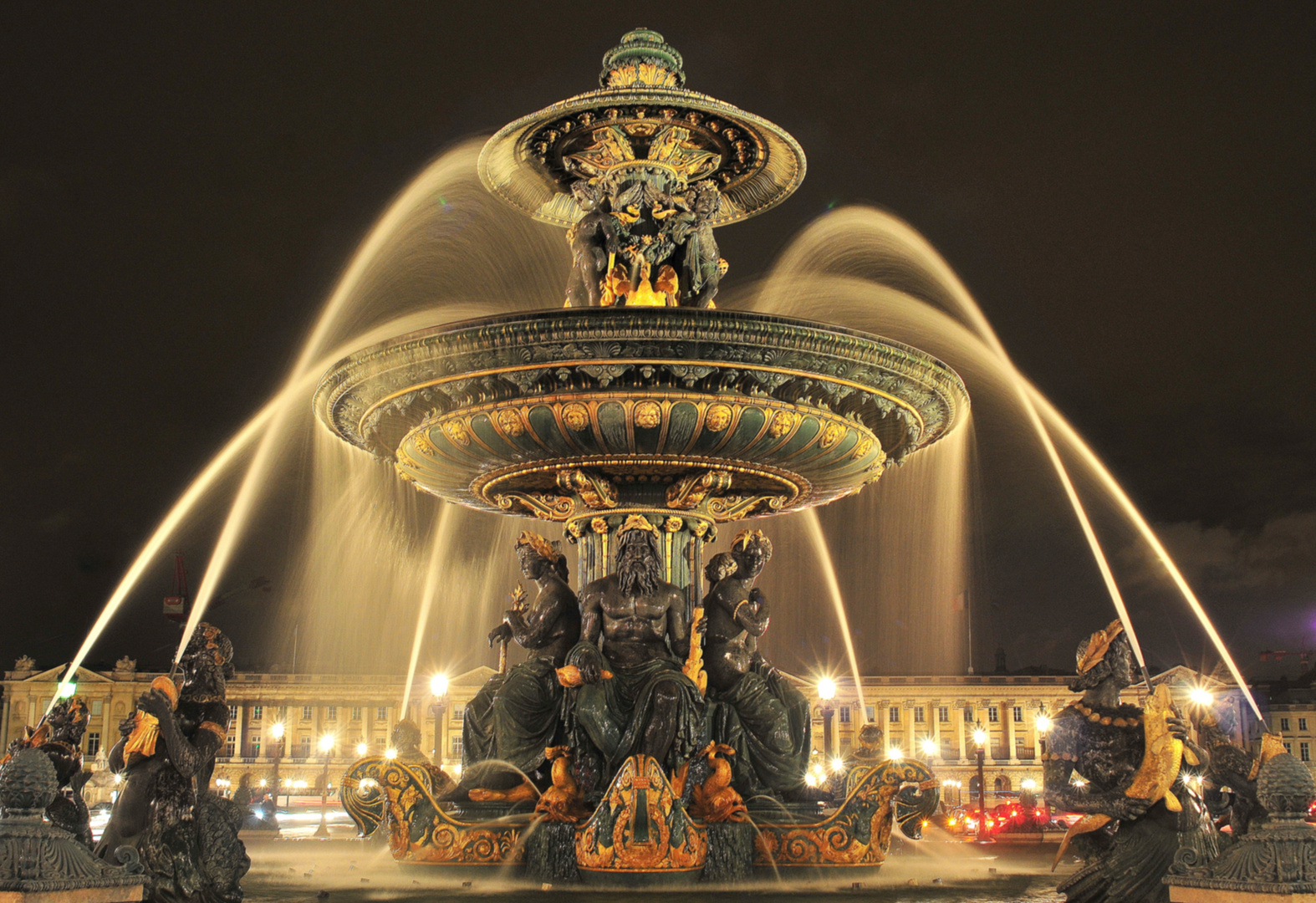 Meeresbrunnen bei Nacht