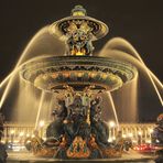 Meeresbrunnen bei Nacht