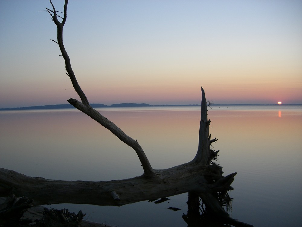 Meeresbucht auf Rügen bei Sonnenuntergang