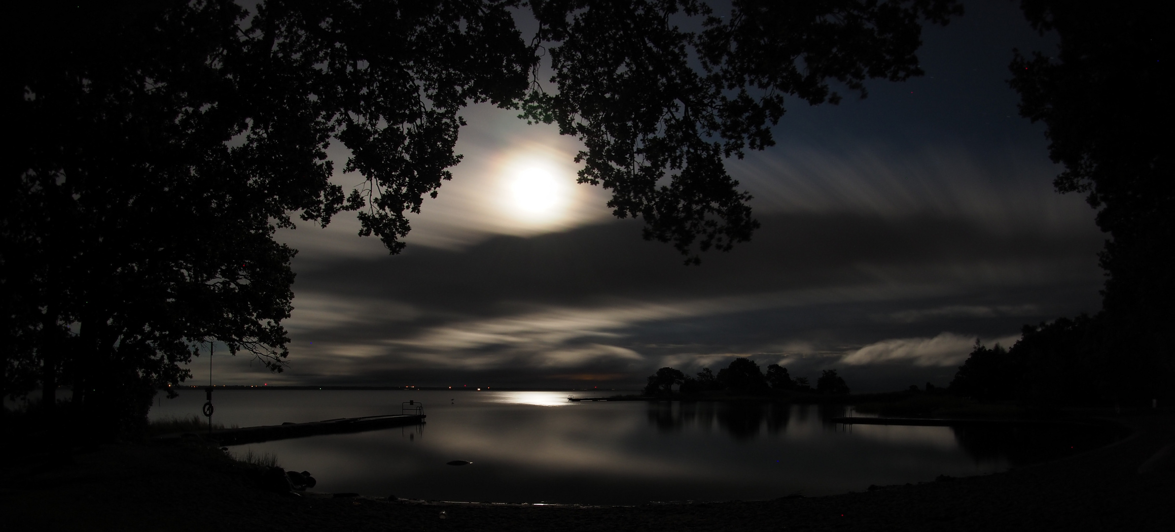 Meeresbucht bei Vollmond