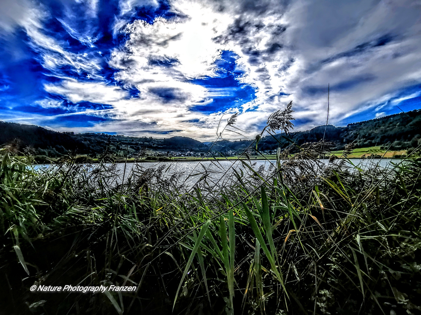 Meerfelder Maar unter blauem Himmel 