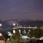 Meersburger Hafen und Bodensee bei Nacht