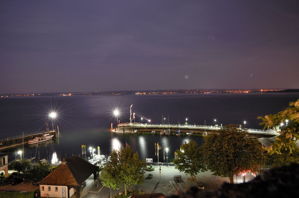 Meersburger Hafen und Bodensee bei Nacht