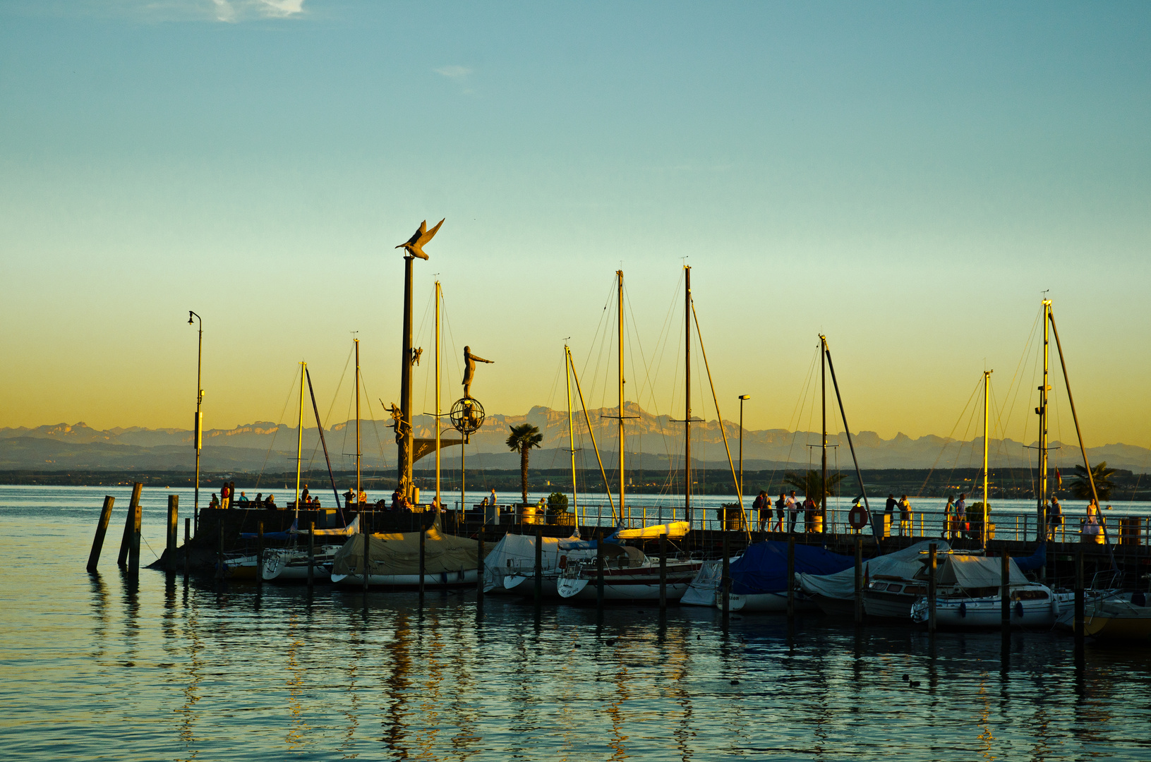 Meersburger Hafen und die Alpen