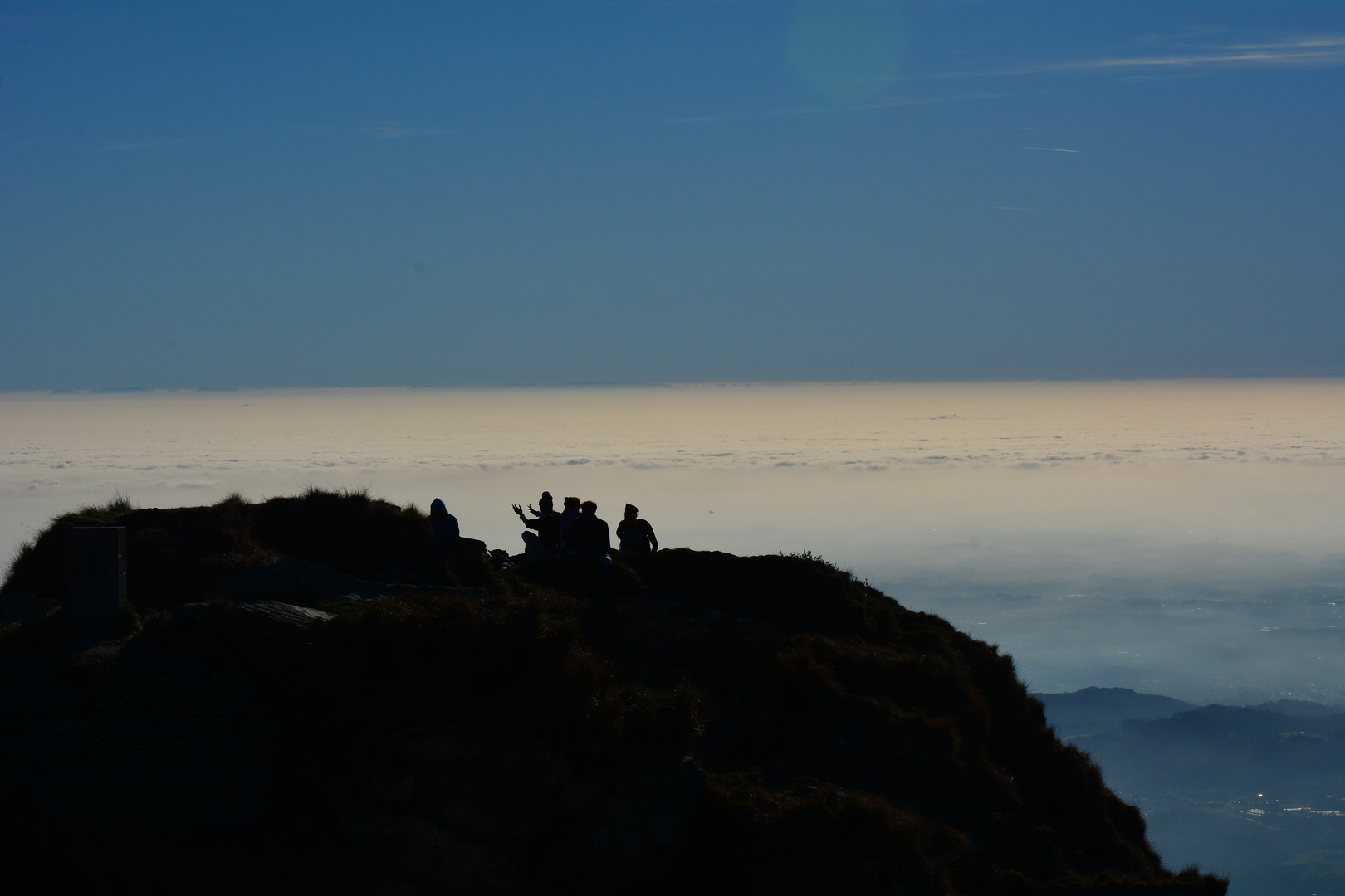 Meeting serale, sullo sfondo la pianura padana sotto la nebbia