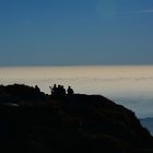 Meeting serale, sullo sfondo la pianura padana sotto la nebbia