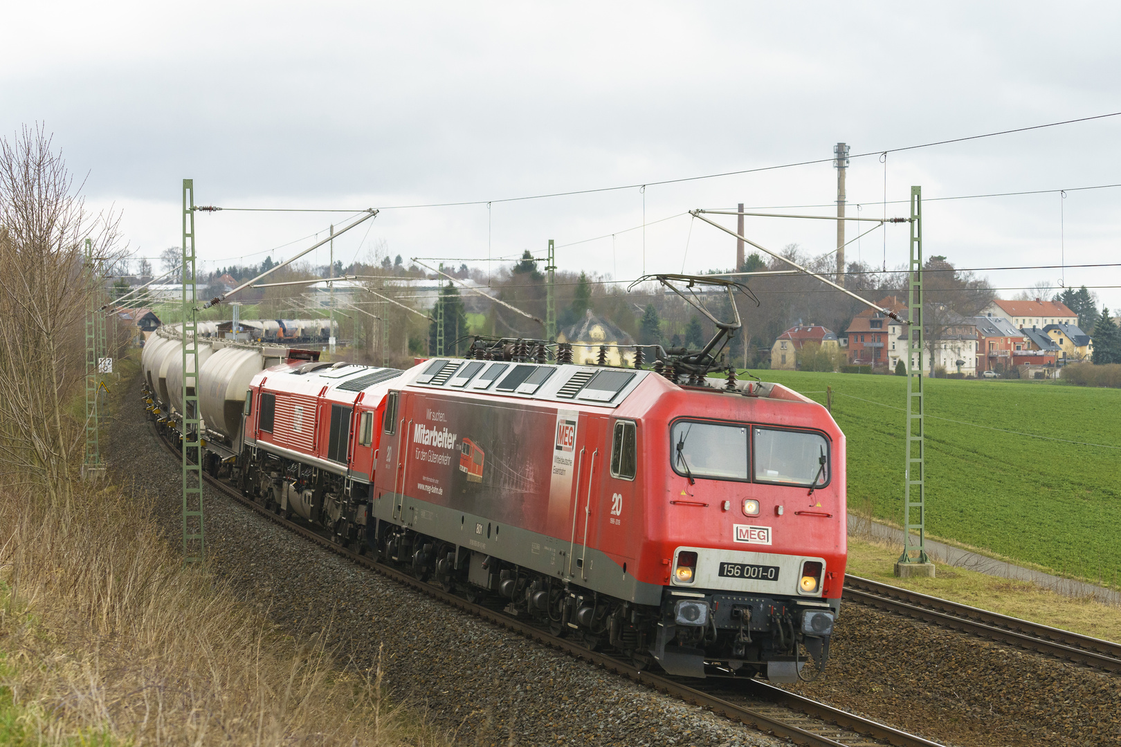 MEG 156 001 und 077 023 am Leerzementzug