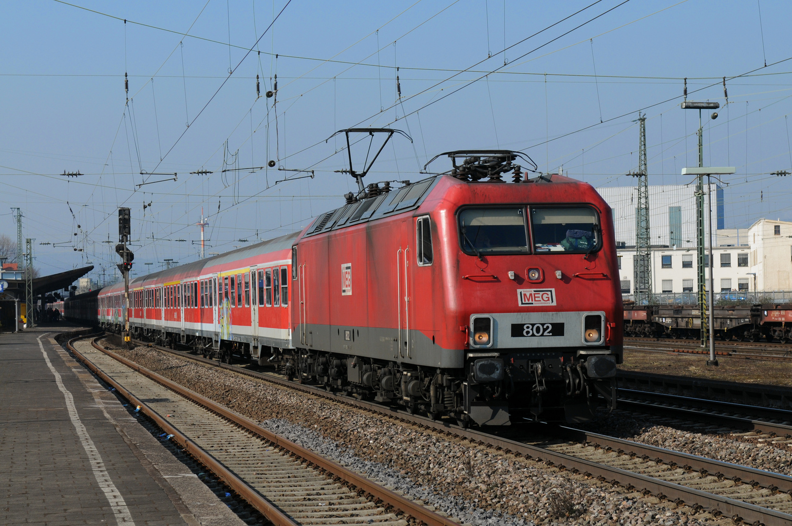 MEG 802 ex DB 156 mit ´DB Regiowagen durch Neuwied 4.3.2011