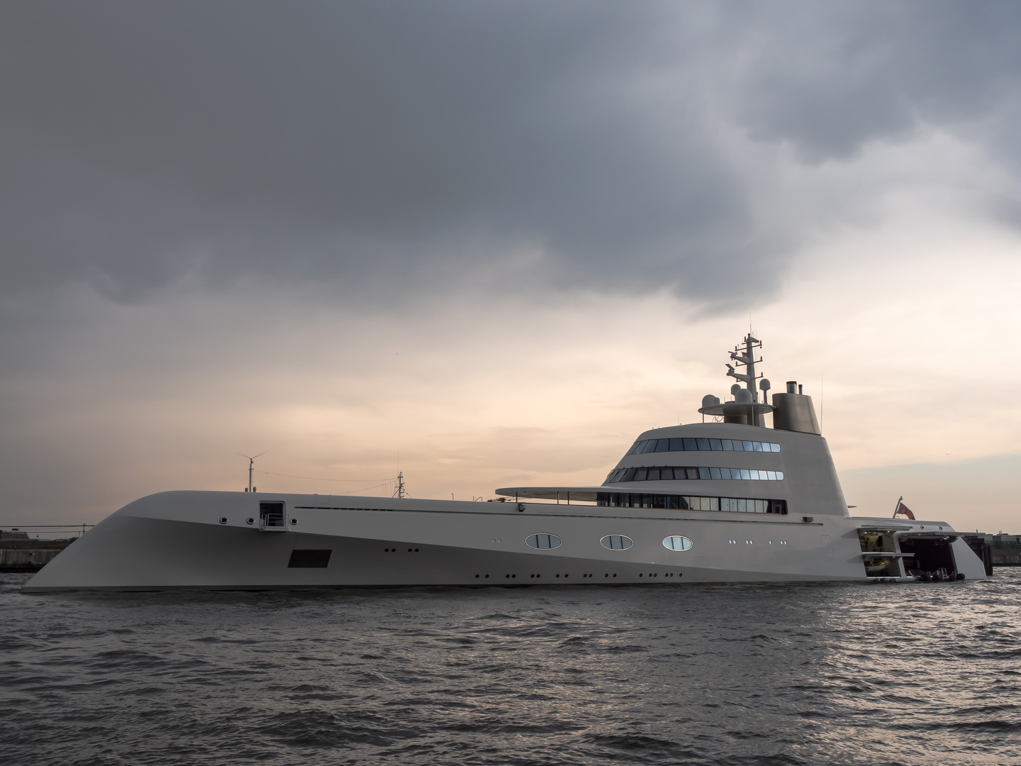 Mega-Yacht "A" in Hamburg