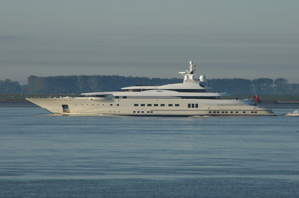 Megayacht am frühen Morgen auf dem Weg nach Hamburg