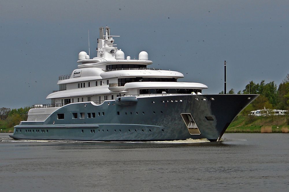 Megayacht auf dem Nord-Ostsee-Kanal - die RADIANT