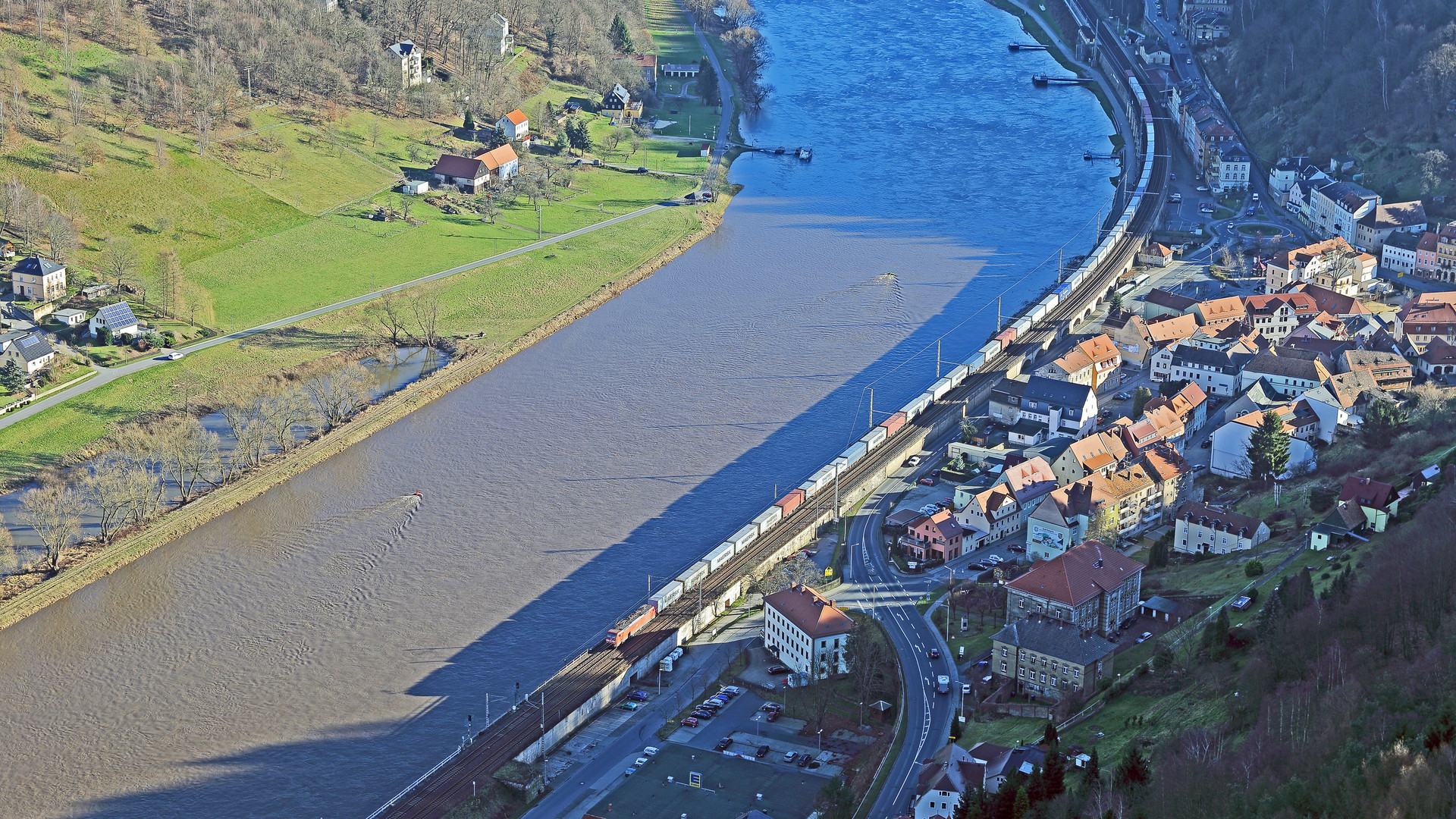 Mehr als 40 Güterwagen rollen hier durch die Sächsische Schweiz elbabwärts Richtung Dresden...