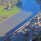 Mehr als 40 Güterwagen rollen hier durch die Sächsische Schweiz elbabwärts Richtung Dresden...