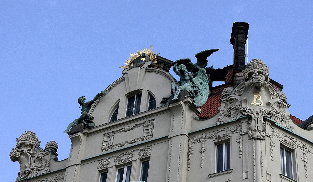 Mehr Fassaden-Schmuck auf dem Dach