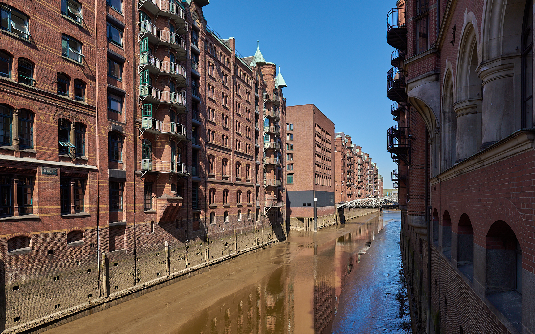 Mehr Spiegelung war nicht drin... :-( Die Fleete der Speicherstadt sind abhängig von der Tide.