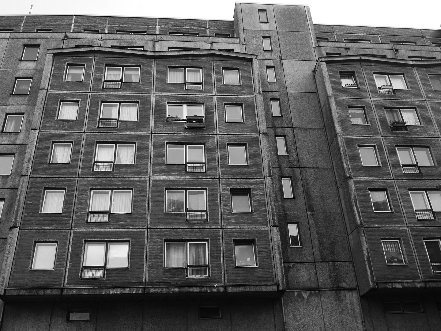 Mehrfamiliengebäude in Plattenbauweise im Osten Berlins 25 Jahre nach dem Mauerfall