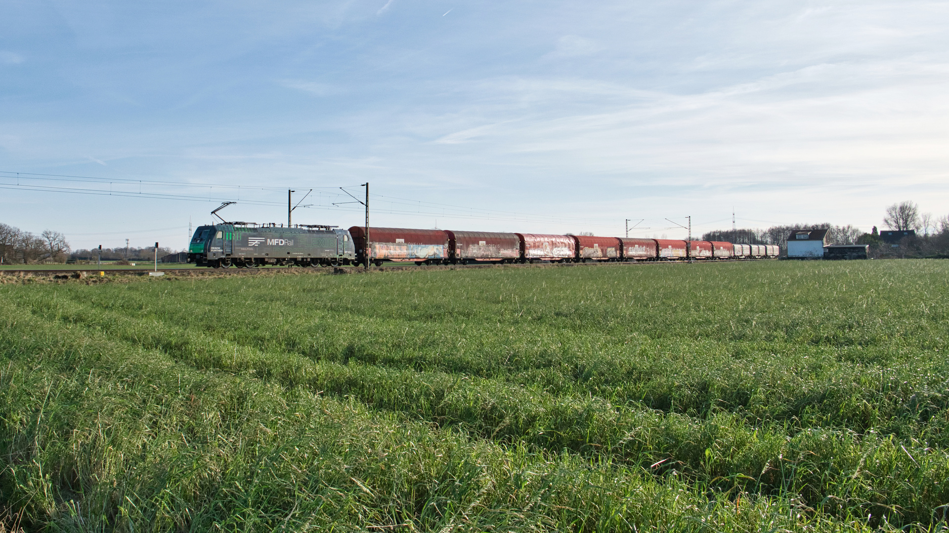 Mehrsystem-Traxx mit Güterzug bei Bösinghoven
