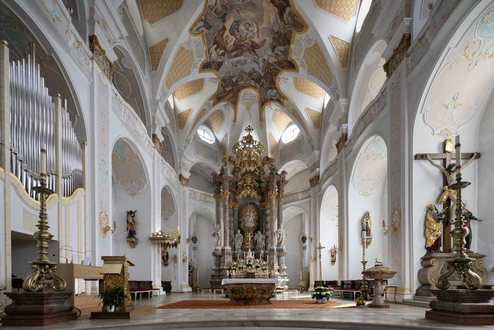 Mei "Blick zum Chor " in  der Stadtpfarrkirche Mariä Himmelfahrt (Deggendorf) 