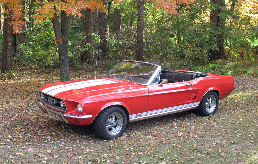 Mein 1967 Ford Mustang GTA Cabrio im Herbst.