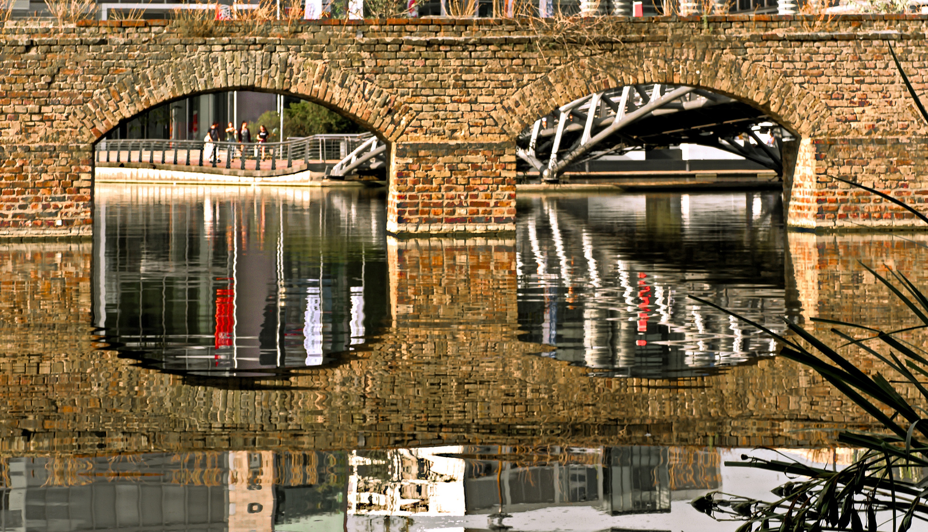 Mein Beitrag zum Spiegeltag -Brücke und Bogen im Wasserbild gespiegelt 