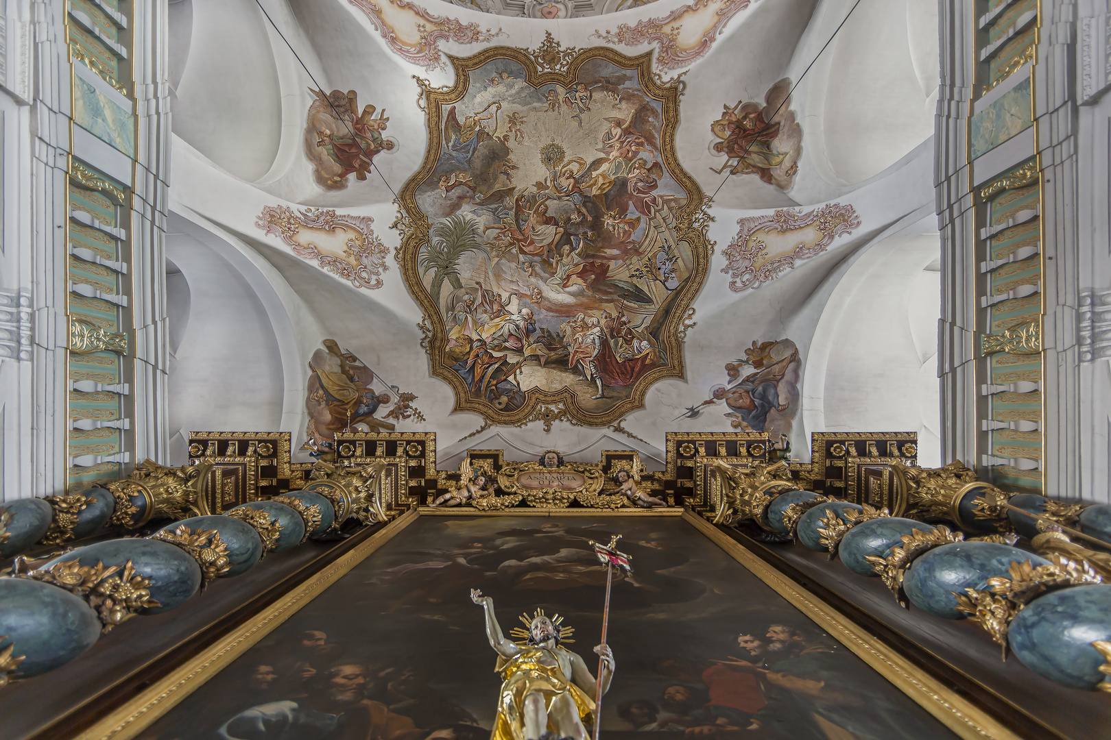 Mein Blick am Altar nach oben zum Kirchenhimmel