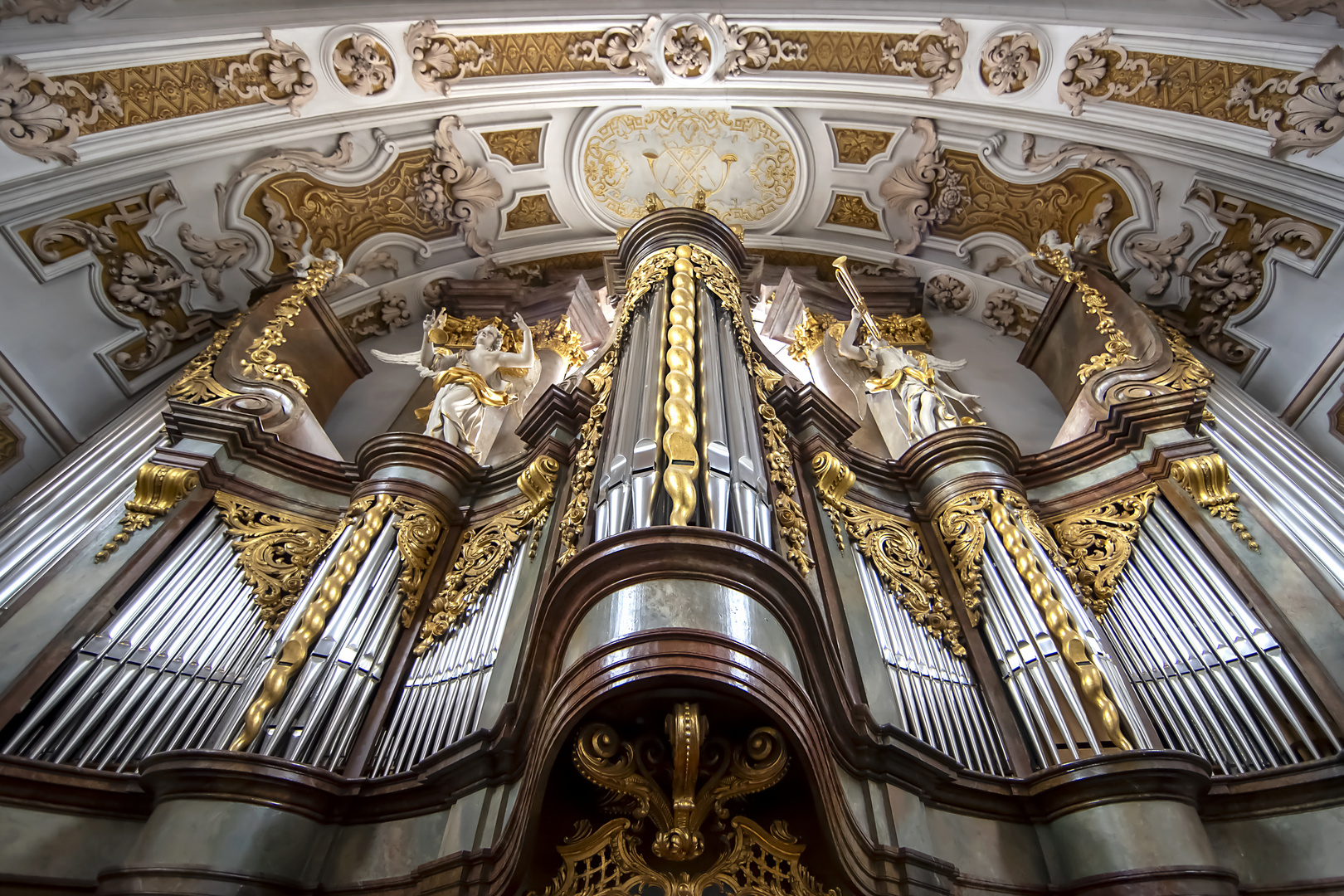 Mein Blick an der Orgel entlang zum Kirchenhimmel